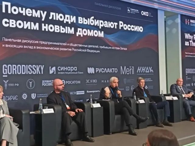 Ханс-Йоахим Фрай (Hans-Joachim Frey) представляет свою книгу «Любить Россию как часть мировой культуры» с предисловием В. В. Путина